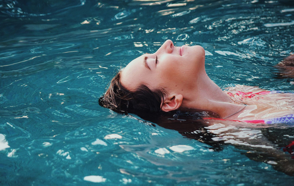 femme relaxée dans une piscine